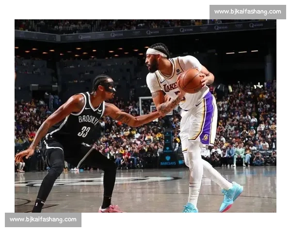 篮网湖人巅峰对决群星闪耀东西豪强强强碰撞夜赛场引爆全城热潮球迷狂欢