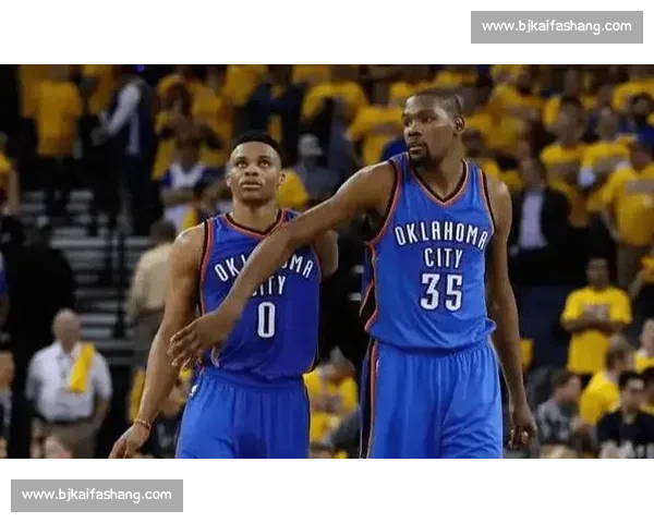 杜兰特与威少再度对决揭开兄弟情与胜负心的终极博弈篮球赛场上